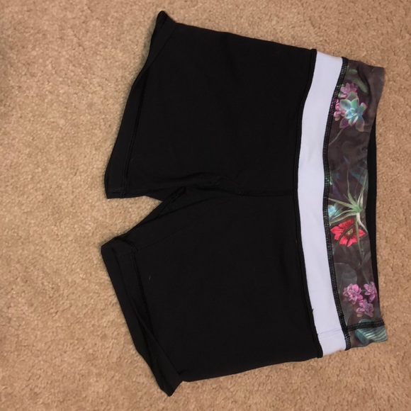 lulu lemon booty shorts - Picture 2 of 8